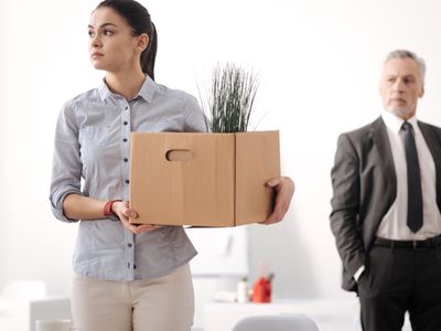 自信的女人把她的东西放在盒子里