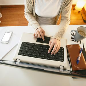 在现代家庭办公室工作的女人，部分视图