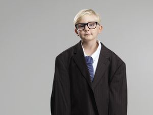 男孩穿着男人的西装