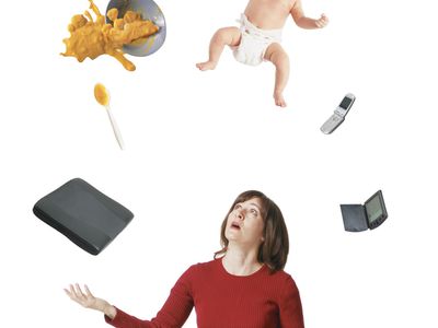 一个女人在玩婴儿、食物、电脑等杂耍