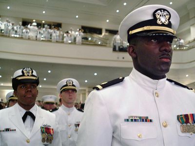 弗吉尼亚州诺福克（2004年5月8日） - 海军预备役军官培训团（NROTC）的新毕业和委托官员