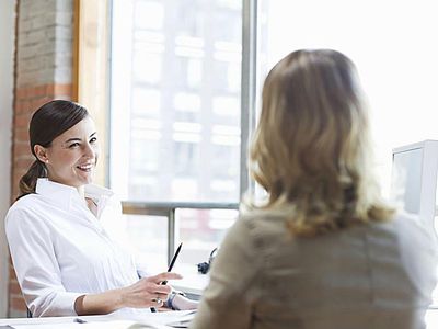 女商人面试一个女人微笑的女人