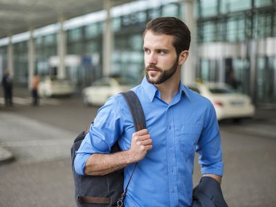 带背包的年轻商人旅行