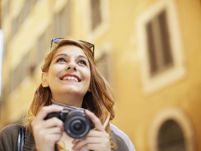 女人旅行和拿着相机