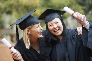 两个女大学毕业生