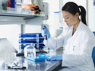 科学家将样品移液到eppendorf试管中