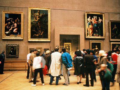 France, Paris, Louvre, visitors looking at Mona Lisa