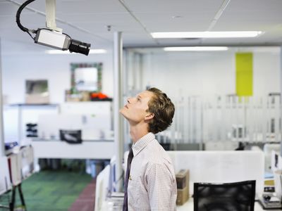 商人检查办公室的安全摄像头
