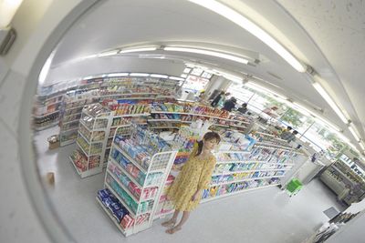 在镜子里的年轻女子在商店里