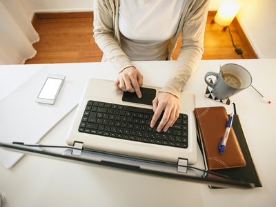 在现代家庭办公室工作的女人，部分视图