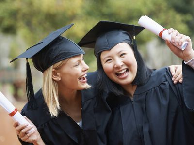 两名女大学毕业生