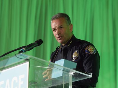 警察局长必须愿意向公众讲话并回答问题。
