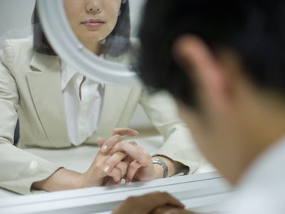 缓刑官员与逮捕人交谈