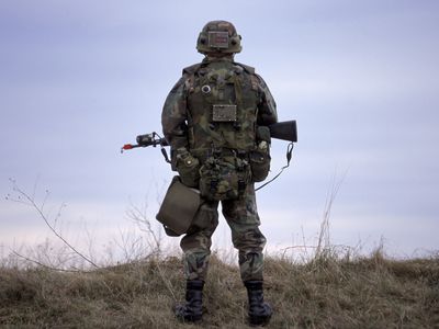 士兵在美国纽约手中巡逻的士兵巡逻。