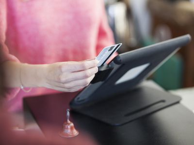 一个女人在商店刷信用卡