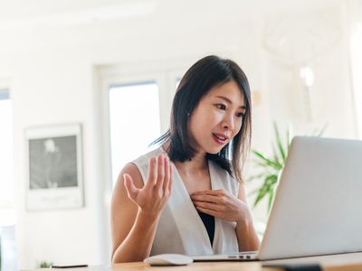 在家中使用笔记本电脑的视频会议上的年轻女子在家