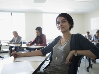 参加由雇主支付学费资助的课程的女性。