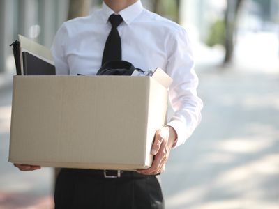 男员工下岗后携带一箱物品回家