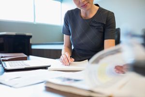 女检察官在法庭上律师审查文件