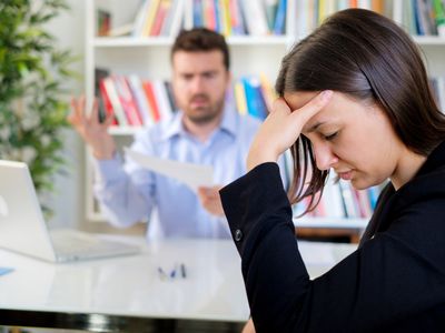 悲伤的女人手掌握