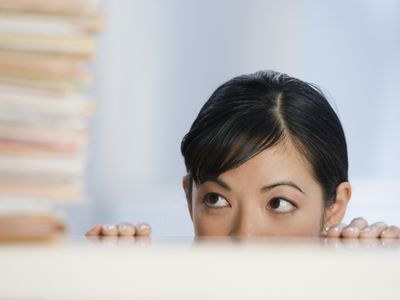 女人面对堆的文书工作