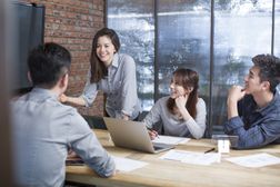 人力资源经理和商人在董事会会议室举行了许多会议。