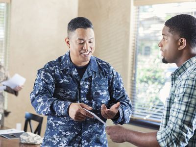 士兵在军事招募活动中与年轻人交谈