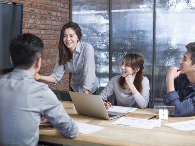 人力资源经理和业务人员在董事会会议室有许多会议。