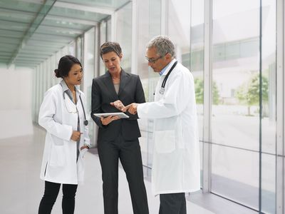 医务人员正在使用数字平板电脑