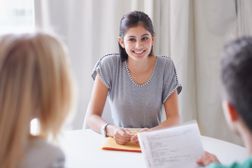 女人在求职面试中