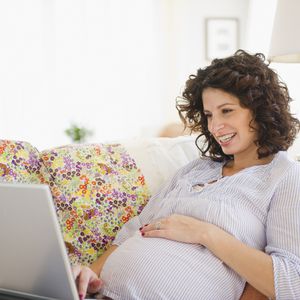 女人在家写怀孕辞职信