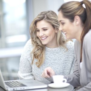2 women looking at a laptop