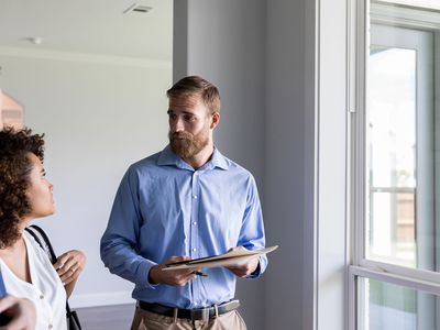 Home inspector discusses issues with homeowners