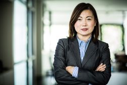 行政总裁（首席执行官）交叉越过“width=