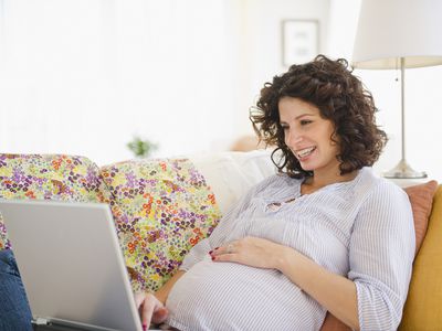 女人在家写怀孕辞职信