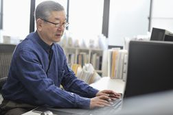 老男人在办公室里用电脑工作