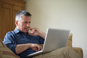 困惑的男人看着笔记本电脑