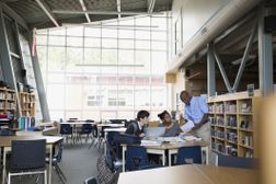 学生在学校图书馆和图书馆员